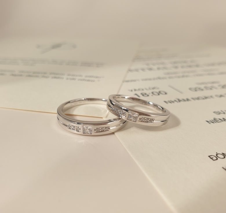 Nhẫn Cưới 1 Hột Vuông - 2 Hàng Kết Tấm Italy