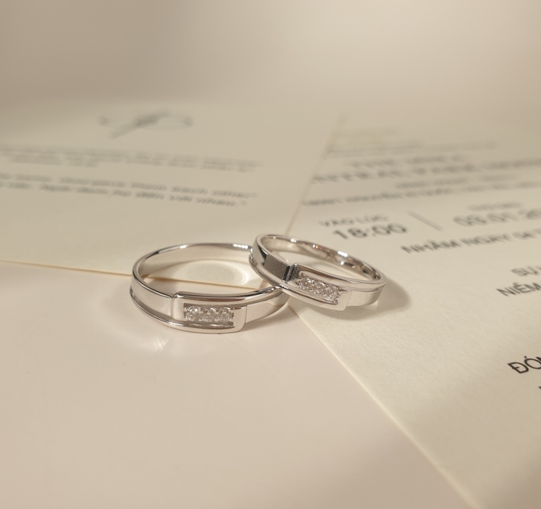 Nhẫn Cưới Kiểu 3 Hột Tấm Italy