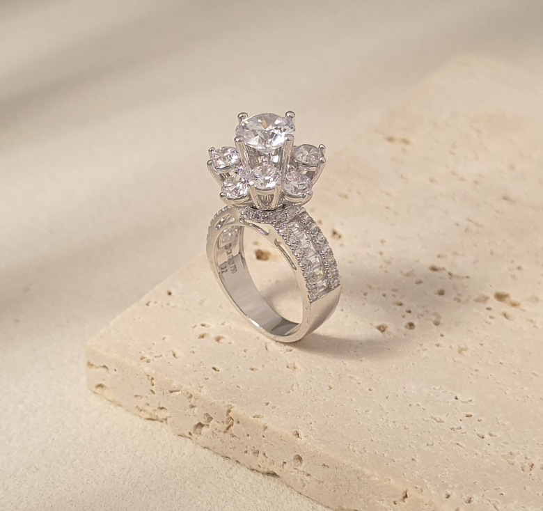 Nhẫn Chủ Hoa Đá Trắng Italy