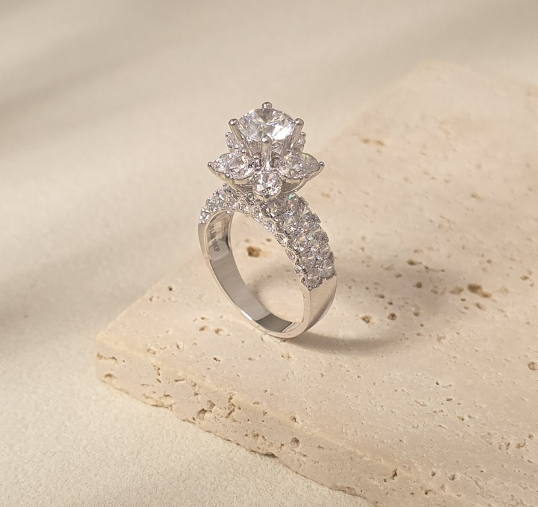 Nhẫn Chủ Hoa Hột Trắng Đai 2 Hàng Đá Italy