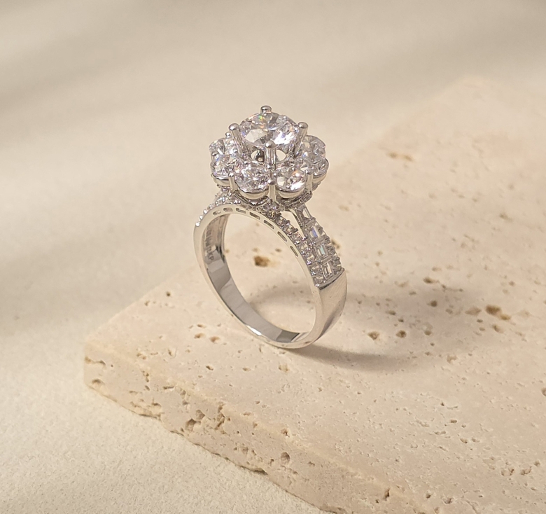 Nhẫn Chủ Hoa Hột Trắng Italy