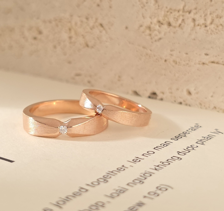 Nhẫn 1h Bản Nơ Cát Hồng Italy 