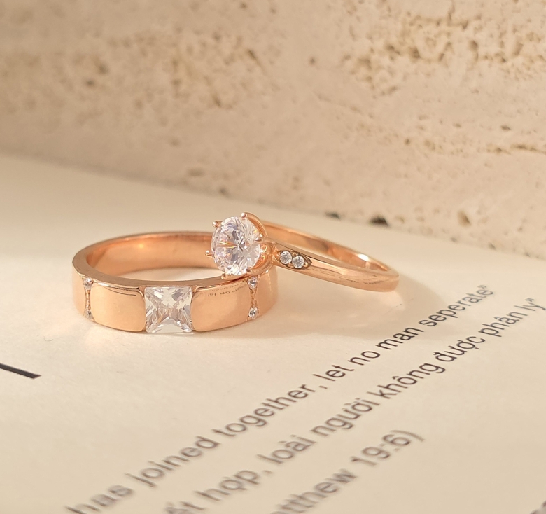 Nhẫn Hột Vuông Đai Trơn Hồng  2h Nhí + Nhẫn Chủ Đai Trơn Hồng 2h Nhí Italy