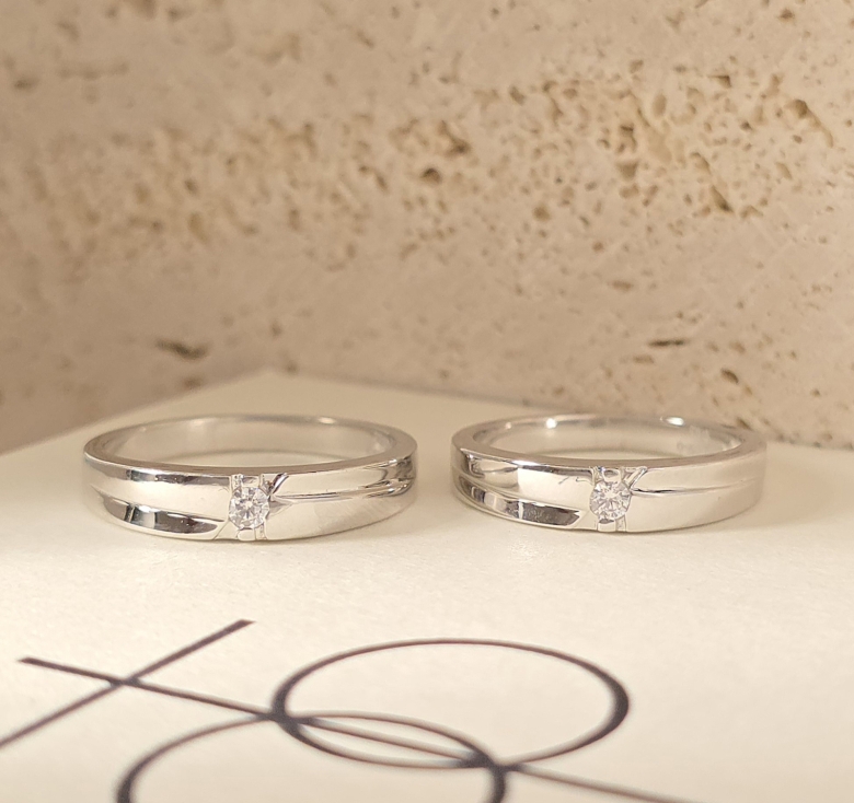 Nhẫn 1h Trắng Xéo Nổi Trơn Italy