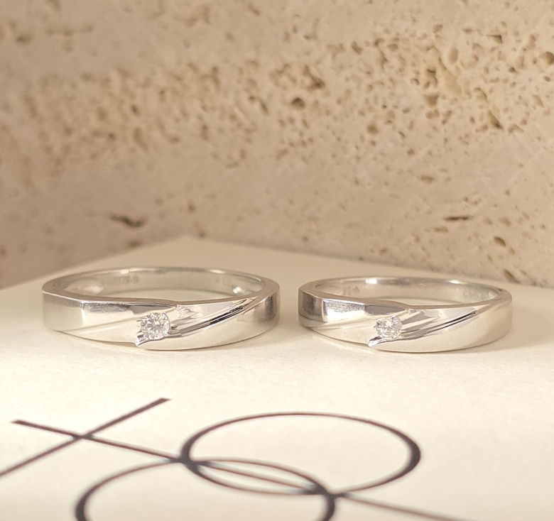 Nhẫn 1h Trắng Xéo Lõm Italy 