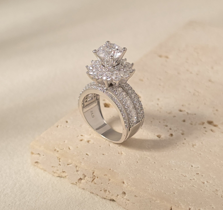 Nhẫn Chủ Hoa Hột Trắng Đai Baguette Tấm Italy