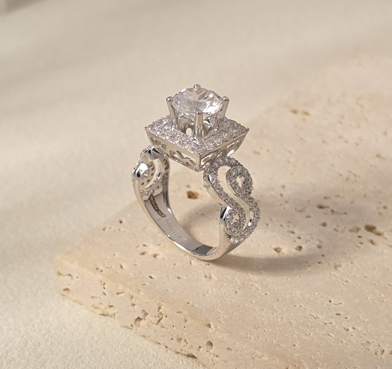 Nhẫn Chủ Vuông Tấm Đai Lượn Italy