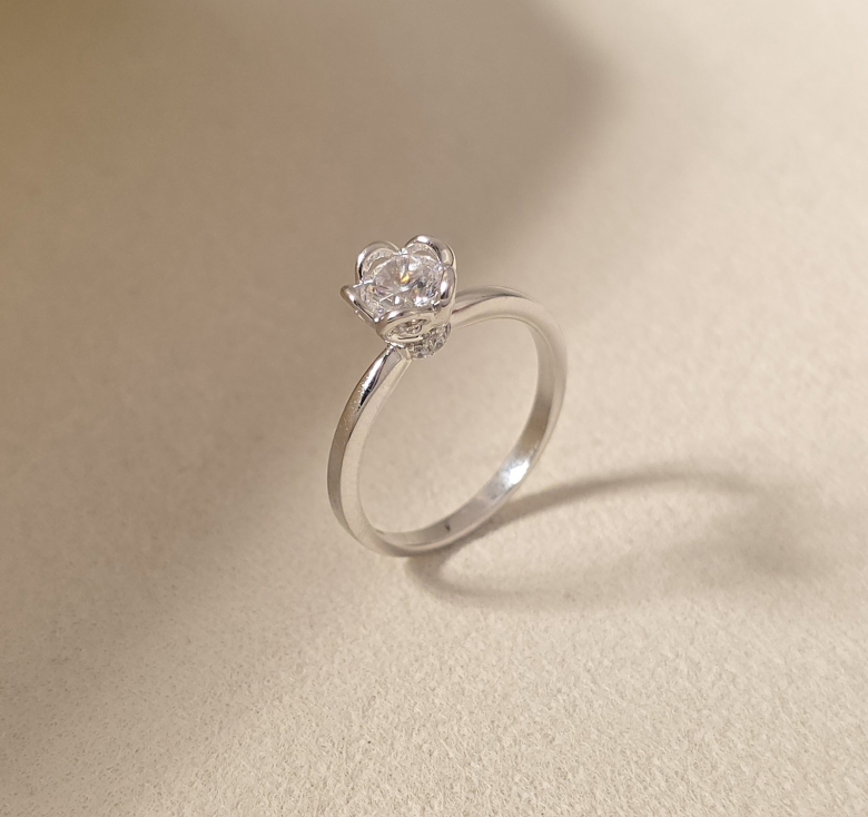 Nhẫn Chủ Chấu Hoa Trơn Italy 