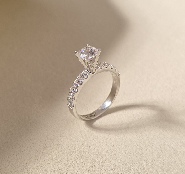 Nhẫn Chủ 4 Chấu Tấm Đai 1hg Đá Italy 