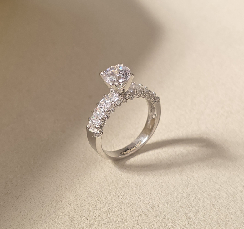 Nhẫn Chủ Đai Bg Chấu Tấm Italy