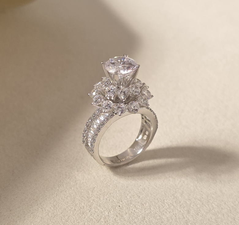 Nhẫn Chủ Đế Hoa H.Trắng Đai Tấm Italy