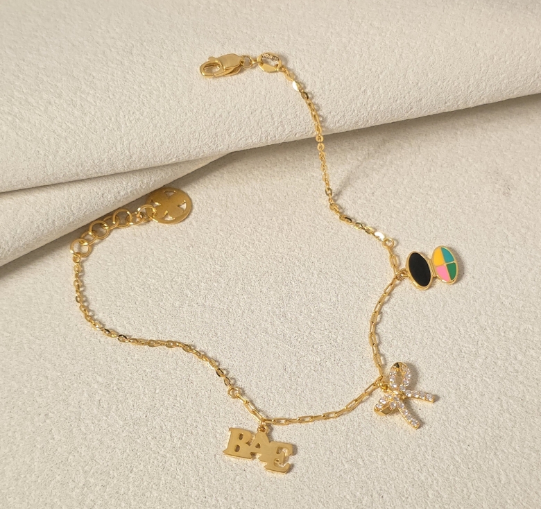 Lắc 3 Tua Chữ BAE Nơ KT Men Màu 16K