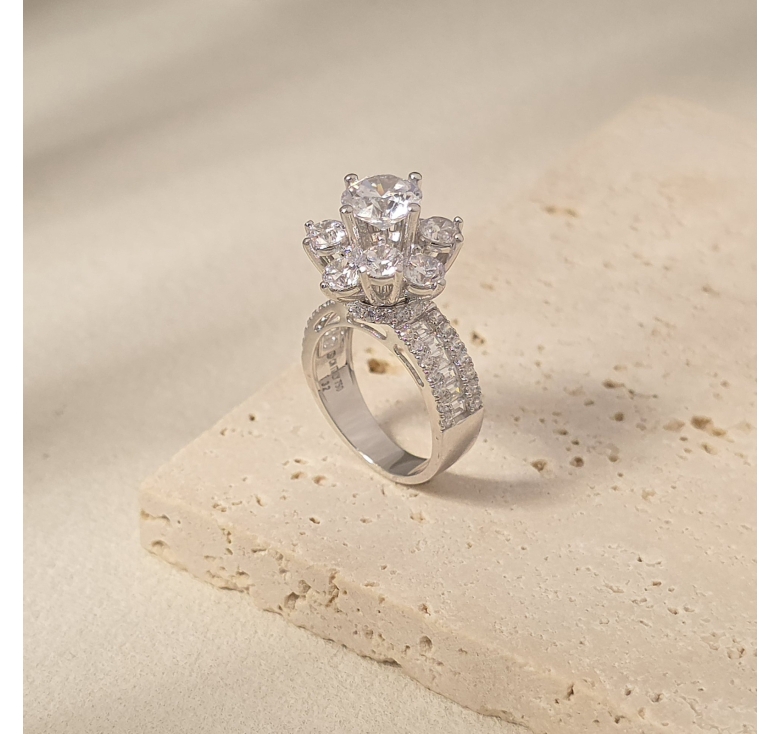 Nhẫn Chủ Hoa Đá Trắng Italy