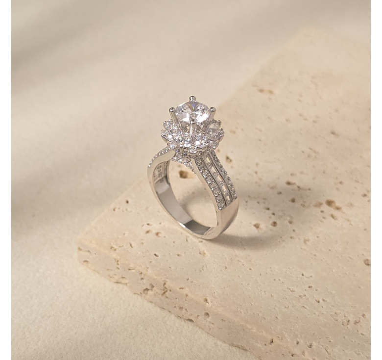 Nhẫn Chủ Hoa Tròn Kết Tấm Italy