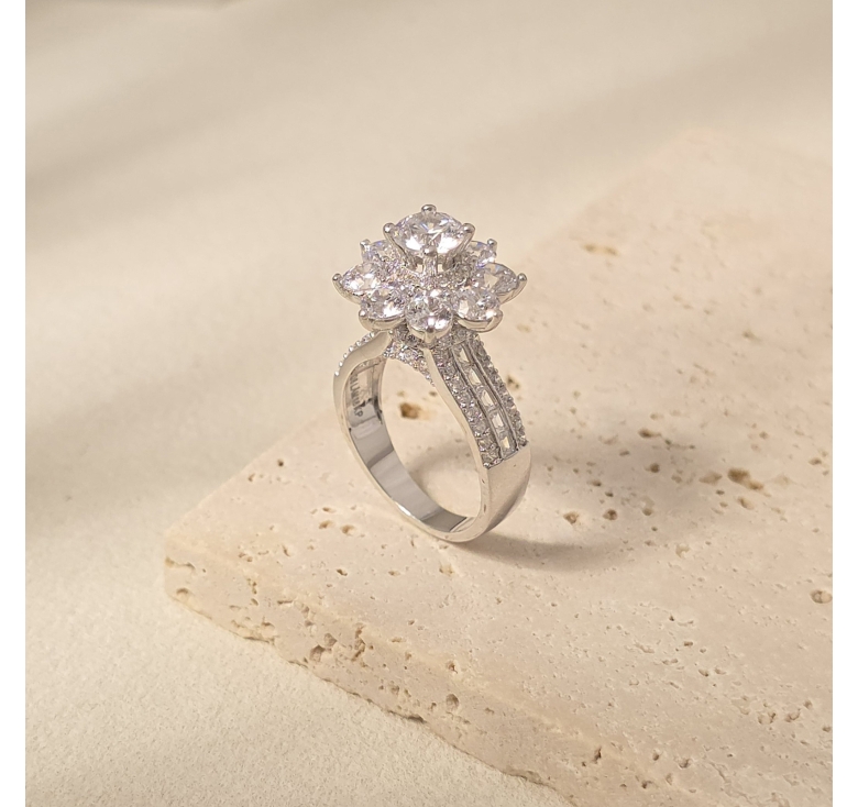 Nhẫn Chủ Hoa 8 Cánh Đá Trắng Italy