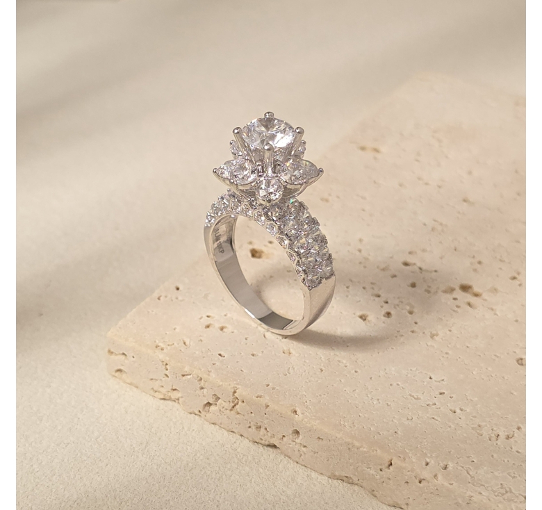 Nhẫn Chủ Hoa Hột Trắng Đai 2 Hàng Đá Italy