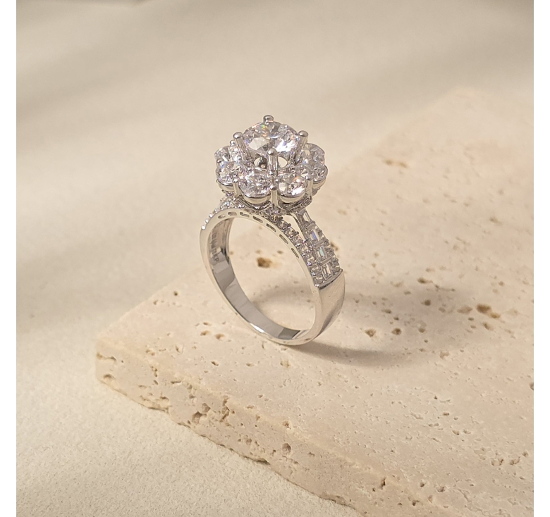 Nhẫn Chủ Hoa Hột Trắng Italy