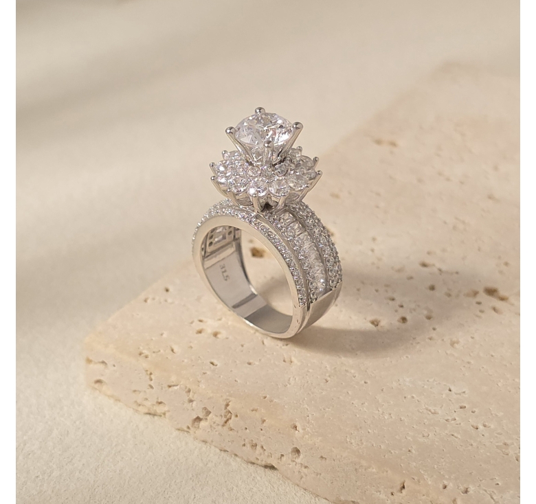 Nhẫn Chủ Hoa Hột Trắng Đai Baguette Tấm Italy