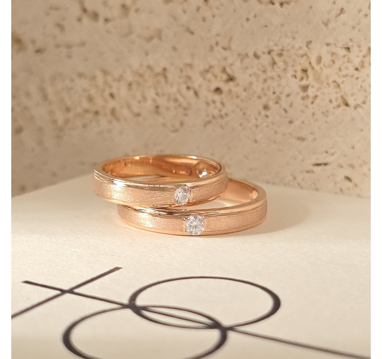 Nhẫn Hột Trắng Đai Nhám Hồng Italy