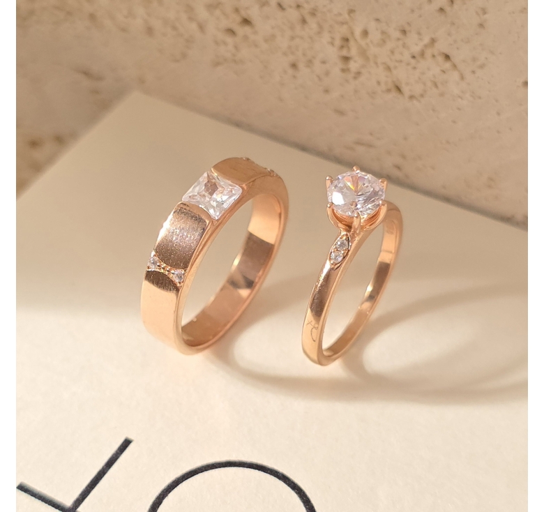 Nhẫn Hột Vuông Đai Trơn Hồng  2h Nhí + Nhẫn Chủ Đai Trơn Hồng 2h Nhí Italy